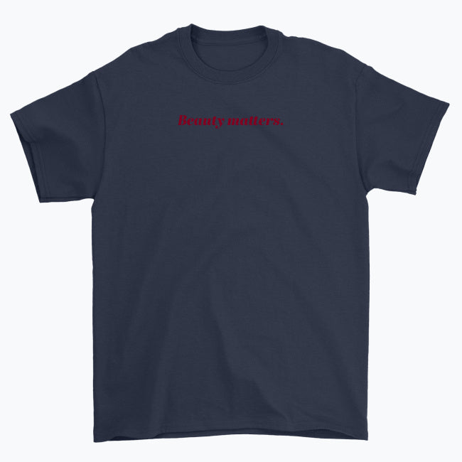 Koszulka unisex z napisem “Beauty matters.”