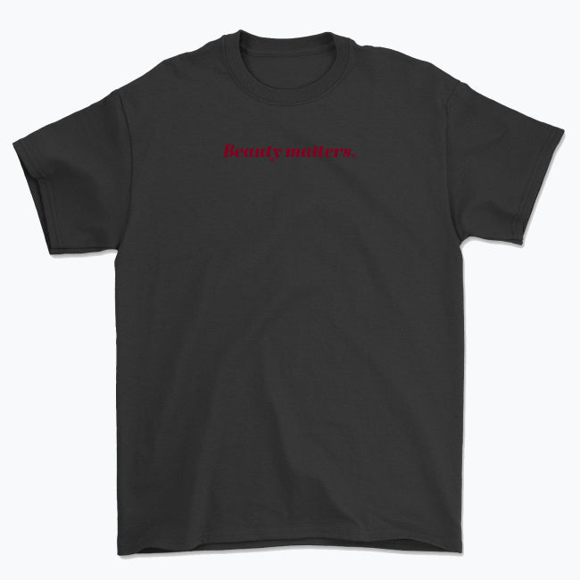 Koszulka unisex z napisem “Beauty matters.”