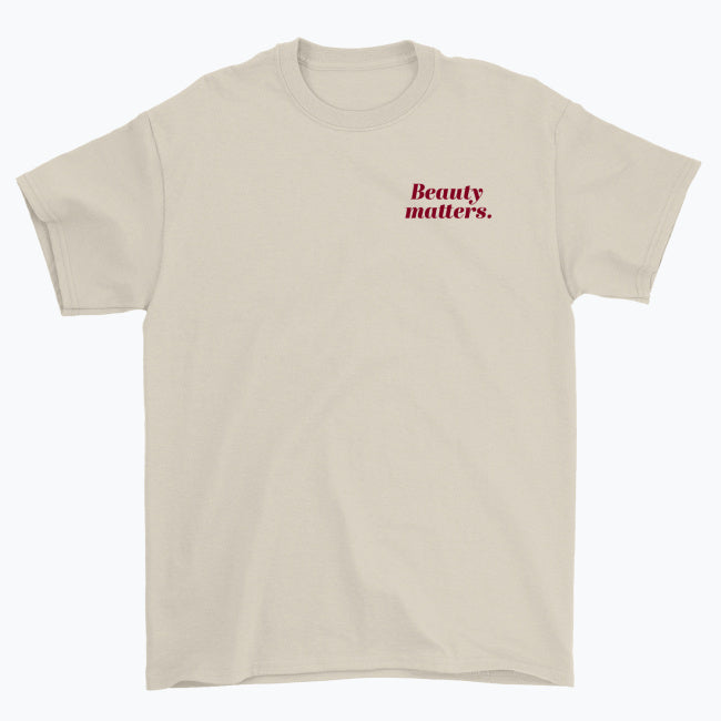 Koszulka unisex z napisem “Beauty matters.”