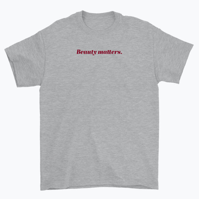Koszulka unisex z napisem “Beauty matters.”
