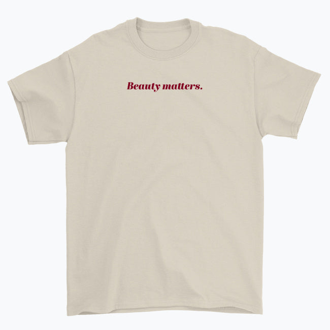 Koszulka unisex z napisem “Beauty matters.”