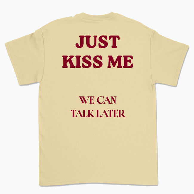 Koszulka unisex z napisem “JUST KISS ME, WE CAN TALK LATER”