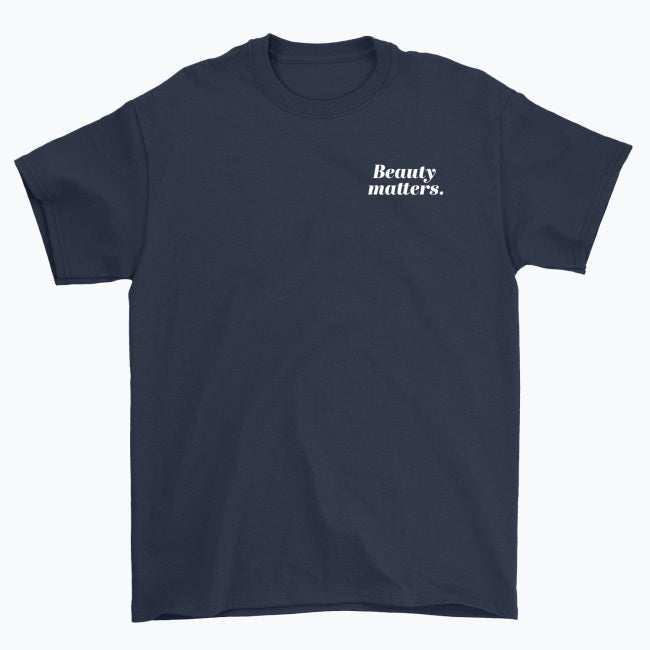 Koszulka unisex z białym napisem “Beauty matters.”