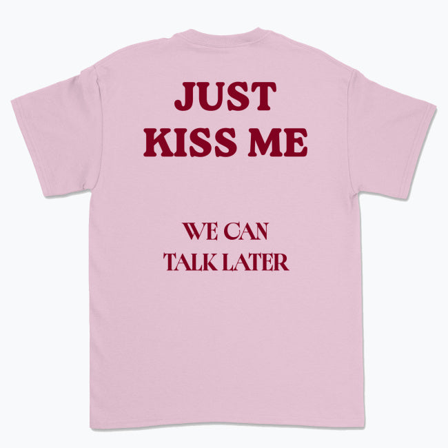 Koszulka unisex z napisem “JUST KISS ME, WE CAN TALK LATER”