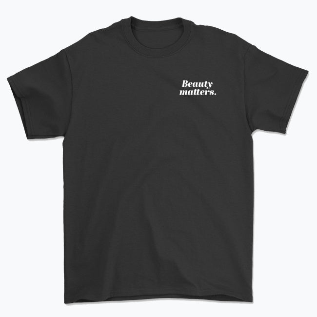 Koszulka unisex z białym napisem “Beauty matters.”