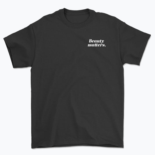 Koszulka unisex z białym napisem “Beauty matters.”