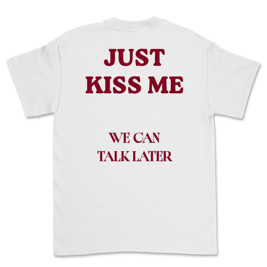 Koszulka unisex z napisem “JUST KISS ME, WE CAN TALK LATER”