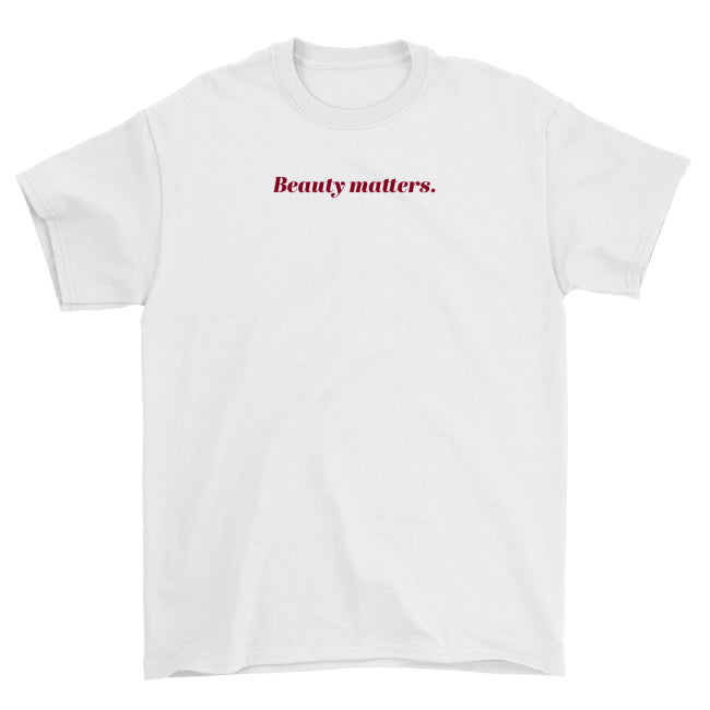 Koszulka unisex z napisem “Beauty matters.”