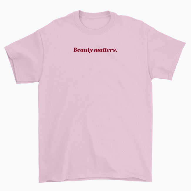 Koszulka unisex z napisem “Beauty matters.”