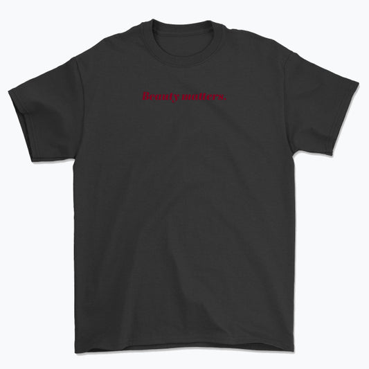 Koszulka unisex z napisem “Beauty matters.”