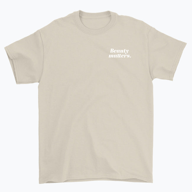Koszulka unisex z białym napisem “Beauty matters.”