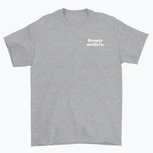 Koszulka unisex z białym napisem “Beauty matters.”