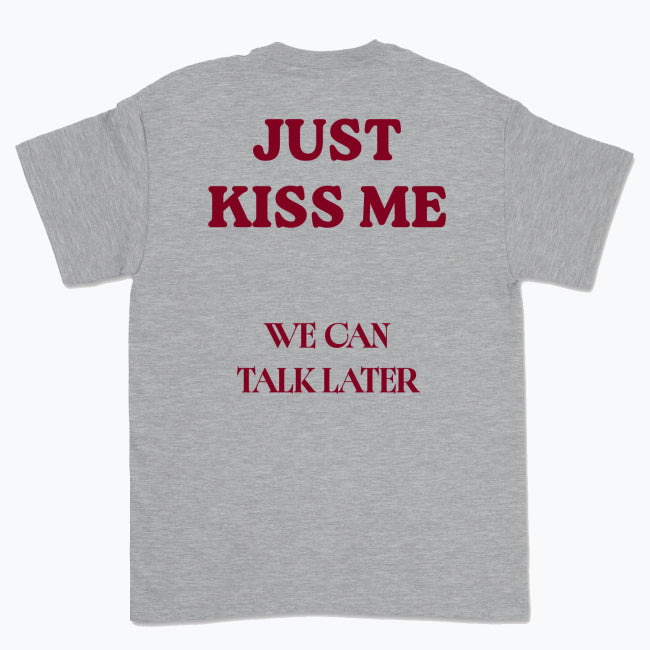Koszulka unisex z napisem “JUST KISS ME, WE CAN TALK LATER”