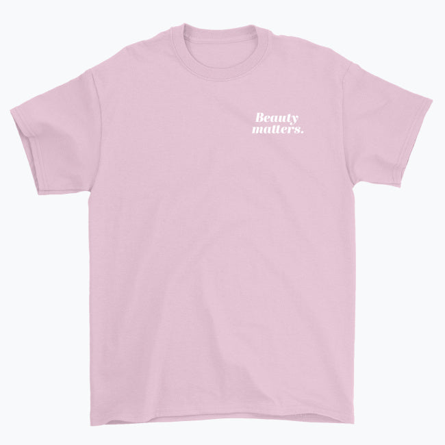 Koszulka unisex z białym napisem “Beauty matters.”