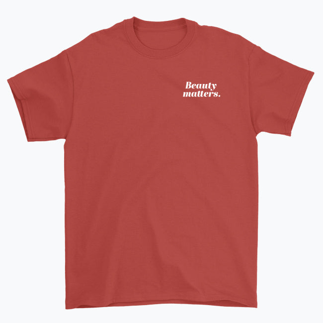 Koszulka unisex z białym napisem “Beauty matters.”