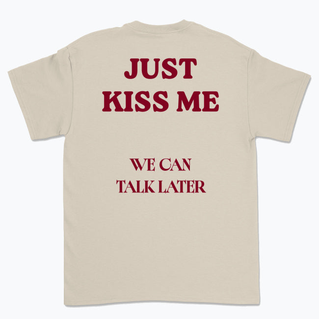 Koszulka unisex z napisem “JUST KISS ME, WE CAN TALK LATER”