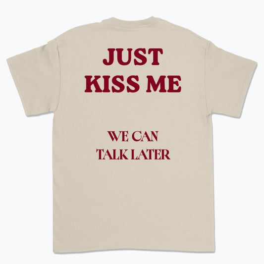 Koszulka unisex z napisem “JUST KISS ME, WE CAN TALK LATER”
